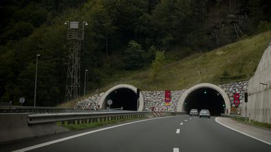 V nesreči na štajerski avtocesti umrla ena oseba, več poškodovanih (video)