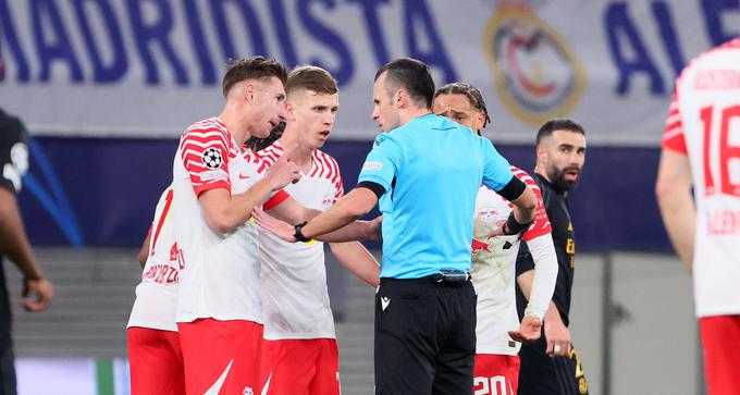 Sodnik Irfan Peljto se je večkrat znašel na "zagovoru" med nezadovoljnimi nogometaši Leipziga. | Foto: Guliverimage