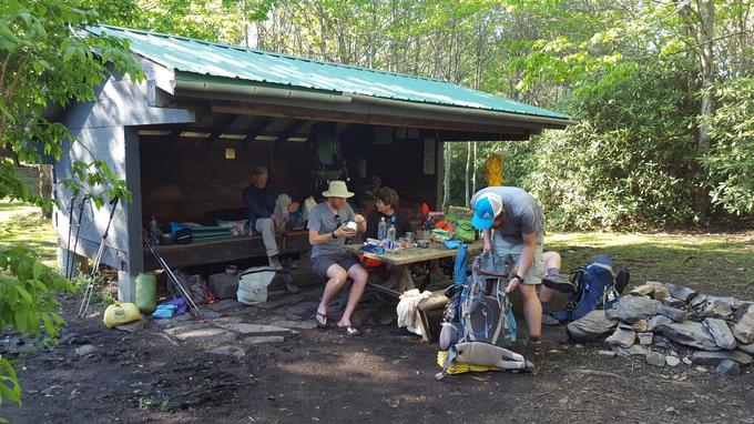 "Američani so mi prirasli k srcu. Mogoče še najbolj zato, ker so zelo radovedni." (Na fotografiji: značilni večerni prizor pred zavetiščem). | Foto: osebni arhiv/Lana Kokl