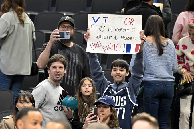 Mladi oboževalec Victorja Wembanyame na srečanju v Dallasu v dresu Luke Dončića. | Foto: Reuters