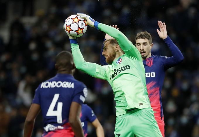 Jan Oblak je v obrambni vrsti pogrešal kar nekaj poškodovanih igralcev. Vskočila sta Šime Vrsaljko in Geoffrey Kondogbia in navdušila trenerja. | Foto: Reuters