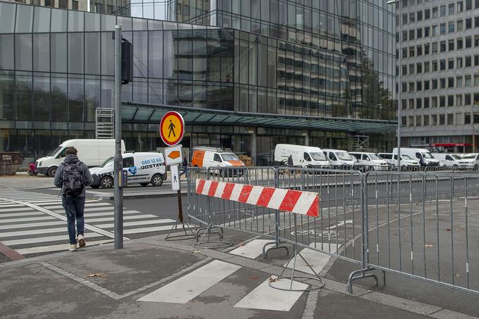 V Ljubljani so, ponekod že od sinoči, postavljene kovinske ograje. Območje gibanja je omejeno na  Miklošičevi cesti, pred hotelom InterContinental, na Trgu republike, Prešernovem trgu in tudi pred parlamentom. | Foto: Ana Kovač