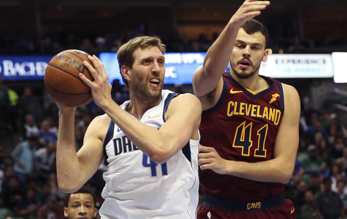 Dirk Nowitzky | Štiridesetletni soigralec Luke Dončića pri Dallas Mavericks Dirk Nowitzki je k zmagi prispeval 14 točk in bil povsem blizu napredovanju na večni lestvici strelcev v ligi NBA. Trenutno z 31.416 točkami zaseda sedmo mesto. Do šestega mesta ga ločijo samo tri točke.  | Foto Reuters