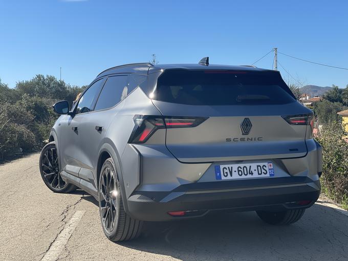 Renault bo scenica pripeljal jeseni, izhodiščna cena pri manjši bateriji bo 43 tisoč evrov. Večja baterija ceno poviša za štiri tisočake. Tudi z nekaj dodatne opreme bo torej scenic lahko na voljo za okrog 50 tisočakov. | Foto: Gregor Pavšič