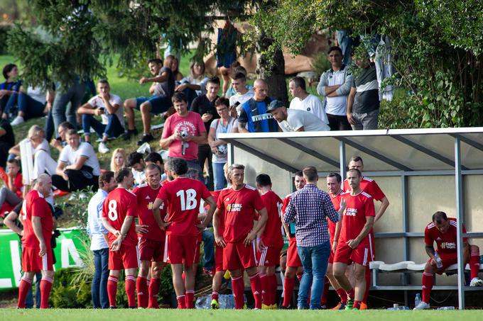 Rdeči so prvi polčas dobili z 2:0. Najprej je zadel v polno Aleksander Čeferin, nato je vodstvo povišal nekdanji slovenski reprezentant Sandi Valentinčič, ki odlično pozna štadion, saj je trener drugoligaškega kluba Bilje. Na dobrodelni tekmi, na kateri je nosil rdeči dres, ga je vodil Portugalec Andre Villas-Boas. V karieri je vodil tako velike klube, kot so Porto, Chelsea, Tottenham in Zenit. Njegov varovanec je bil tudi predsednik Nogometne zveze Slovenije Radenko MIjatović. | Foto: Urban Urbanc/Sportida