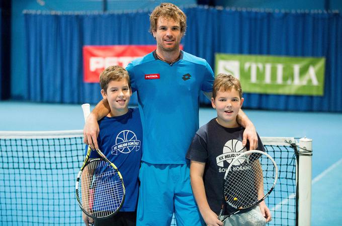 Ožbej Bolhar (levo) v družbi slovenskega teniškega asa Blaža Kavčiča in brata Lovra. Ožbej je do 12. leta treniral tenis, zdaj je košarkar domžalskega Heliosa. | Foto: Vid Ponikvar