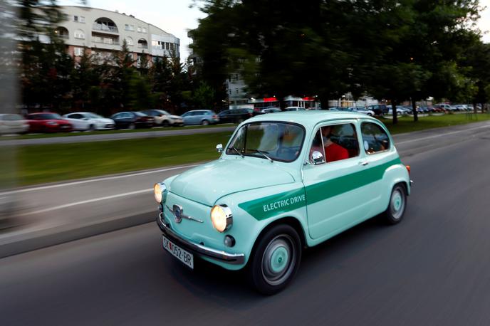 električni fičko Makedonija | S pomočjo elektromotorja je najvišja hitrost omejena na 120 kilometrov na uro, z enim polnjenjem pa lahko prevozi do okrog 150 kilometrov.  | Foto Reuters