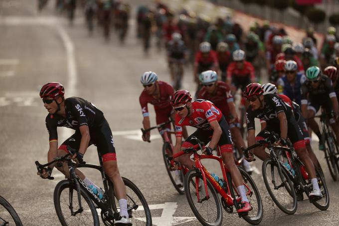 Frome je v cilj Vuelte v Madridu pripeljal na rdeči Dogmi F10 Pinarello ... | Foto: Reuters