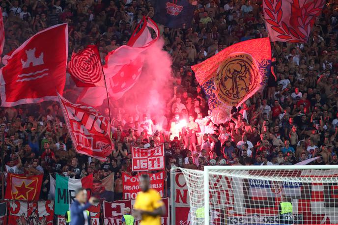 Crvena zvezda Delije | Crveno zvezdo že spodbujajo Delije. | Foto Reuters