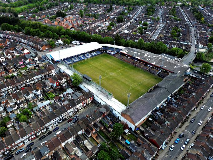 Ker še prenavljajo Lutonov stadion Kenilworth Road, tekme drugega kroga niso odigrali. Zdaj novinec v premier ligi gostuje na Stamford Bridgeu. | Foto: Reuters