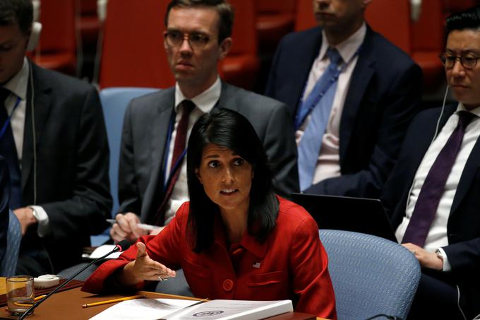 Nekdanja guvernerka Južne Karoline in zdajšnja veleposlanica pri ZN Nikki Haley Donaldu Trumpu in njegovemu gospodarskemu svetovalcu Larryju Kudlowu ni ostala dolžna.  | Foto: Reuters