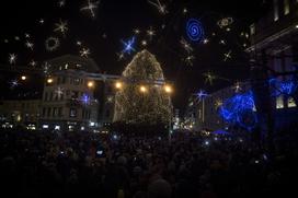 Ljubljana praznična okrasitev lučke december