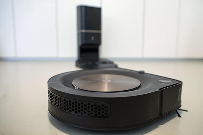 Najzmogljivejša Roomba nedvomno prinaša veliko olajšanje in tudi udobje za sicer nehvaležno opravilo − sesanje, bo pa moral vsak res premisliti, ali je za to pripravljen odšteti 1.299,90 evra, kolikor znaša njena priporočena redna maloprodajna cena. | Foto: Ana Kovač