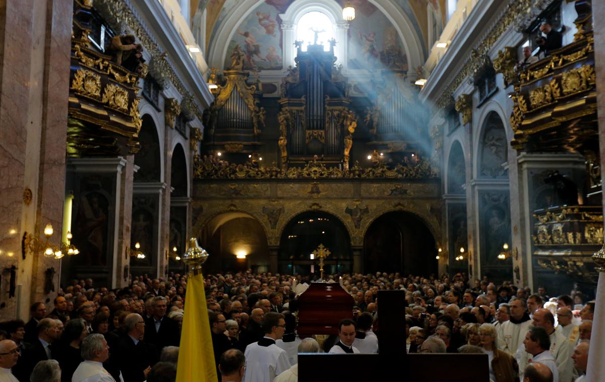 Stolnica svetega Nikolaja | Cvikl je opozoril, da pomen božiča "ni samo v zunanjosti, sijaju lučk in okraskov, ampak tudi v programu in načrtu za prihodnost, kako naj živimo s svojo vero". "Bog je z nami in je med nami. Obhajati božič v vsej svoji resničnosti pomeni začutiti in doživeti Boga med nami. Samo takšen božič lahko napolni naše srce s tolažbo, upanjem in mirom," je zaključil. | Foto STA