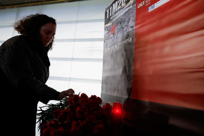 Na osrednjem spominskem dogodku na madridskem trgu Puerta del Sol so se že zjutraj zbrali številni svojci žrtev.
 | Foto: Reuters