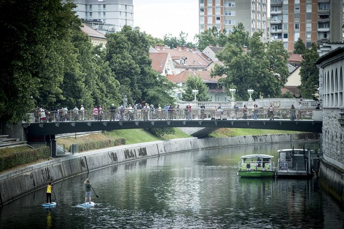 Priljubljeni Mesarski most, kjer zaljubljenci z obešanjem ključavnic simbolično zaklepajo svojo ljubezen, v tem obdobju lani  .. | Foto: Ana Kovač