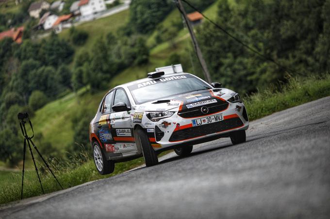 Mark Škulj in Pia Šumer (opel corsa rally4) neulovljiva med dvokolesno gnano konkurenco.  | Foto: Luka Carlevaris