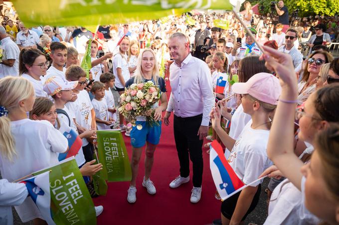 "Pozitivna navijaška klima iz Slovenj Gradca se je čutila tudi v Parizu, kjer je Janja splezala do zvezd," je bil navdušen župan Klugler. | Foto: Boštjan Podlogar/STA