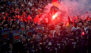 Udeleženec protestov v Chemnitzu v zapor zaradi nacističnega pozdrava