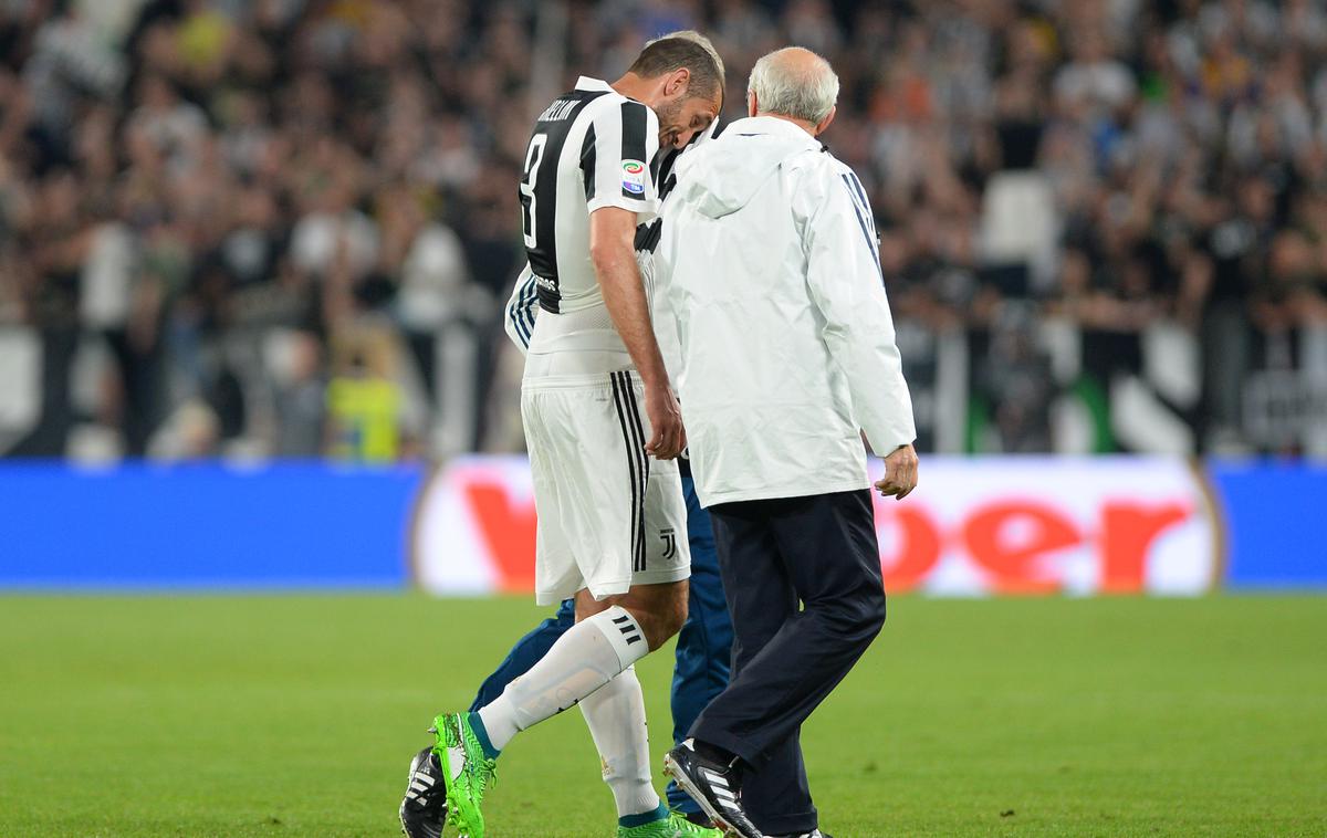 Giorgio Chiellini | Giorgio Chiellini je na ponedeljkovem treningu staknil poškodbo in skoraj zagotovo v sredo ne bo mogel pomagati stari dami na tekmi v Amsterdamu.  | Foto Reuters