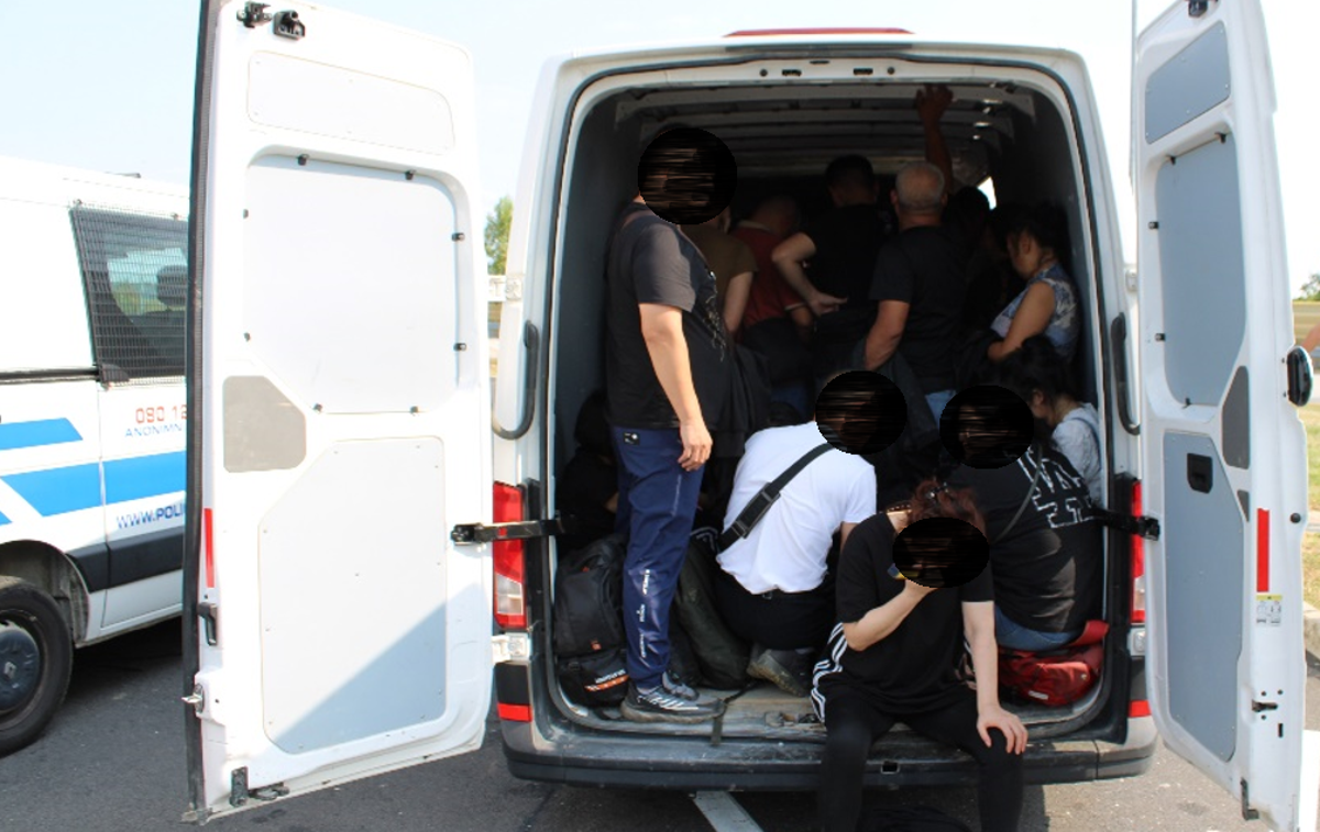 migranti, Kitajci, kombi | Postopki s tujimi državljani še niso končani. | Foto PU Novo mesto