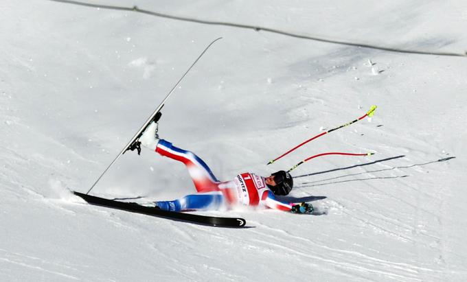 Tekma se je začela z grdim padcem Laura Gauche, a je s Francozinjo vse v redu. | Foto: Reuters