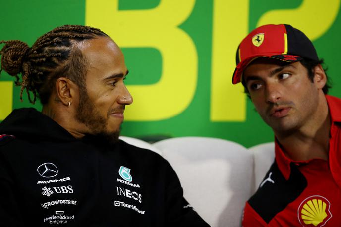 Lewis Hamilton Carlos Sainz | Lewis Hamilton ni zmagal na zadnjih 42 dirkah, Carlos Sainz je edini, ki ni dirkač Red Bulla, pa je letos dobil dirko. | Foto Reuters