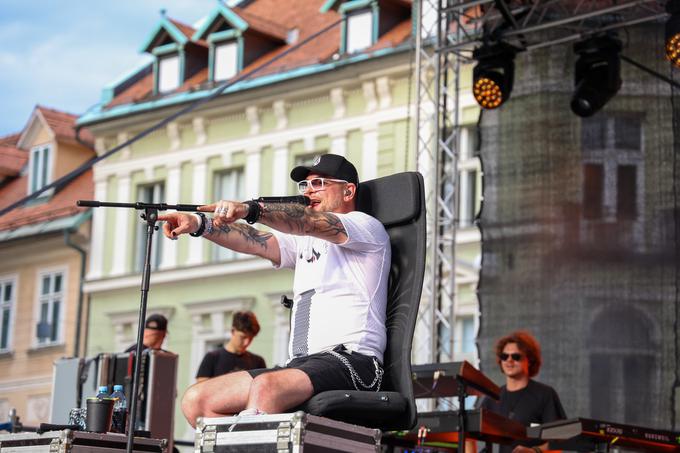 Siddharta je ta teden nastopila na sprejemu slovenskih nogometašev v Ljubljani, Tomaža Okrogliča pa že na tem nastopu ni bilo več za klaviaturami. | Foto: Mediaspeed