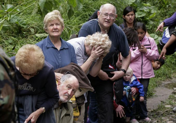 Turisti so takole čakali na odrešitev - helikopterje perujske vojske, ki so jih odpeljali na varno v bližnje večje mesto Cuzco. | Foto: Reuters