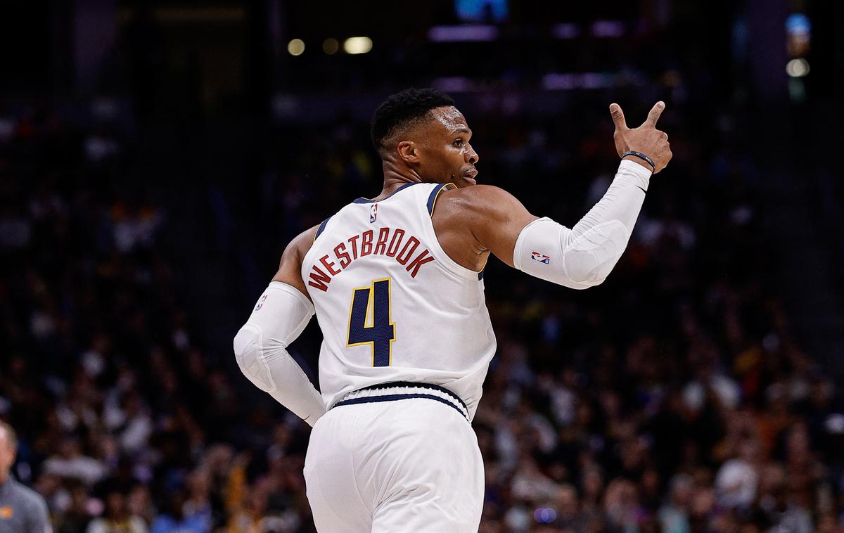 Russell Westbrook | Russell Westbrook bo zaradi nedostojne geste moral globoko seči v denarnico. | Foto Reuters