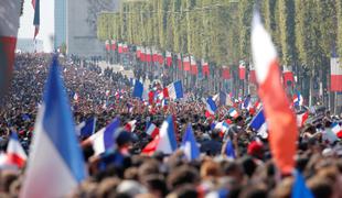 Nepregledna množica na Elizejskih poljanah, Francozom državna odlikovanja #foto #video