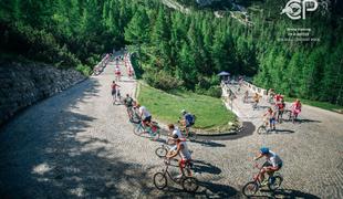 Legendarna kolesa, vršiške serpentine, retro oprave in ogromno dobre volje