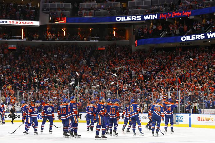 Edmonton Oilers : Dallas Stars | Edmonton Oilers so po petih minutah zaostajali z 0:2, na koncu pa zmagali s 5:2 in serijo izenačili. | Foto Reuters