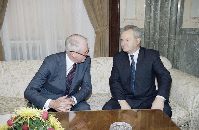 Nekdanji ameriški državni sekretar Cyrus Vance je bil ob razpadu nekdanje Jugoslavije posebni odposlanec generalnega sekretarja Združenih narodov za iskanje mirne rešitve konflikta na Balkanu. Na fotografiji je skupaj s tedanjim srbskim voditeljem Slobodanom Miloševićem (na desni). | Foto: Guliverimage