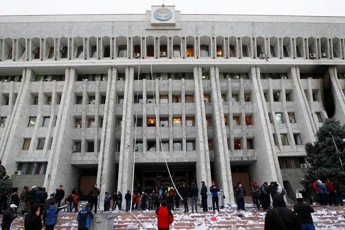 Protesti v Kirgizistanu | Protivladni protestniki so v Kirgiziji zasedli parlament in več vladnih poslopij. | Foto Reuters