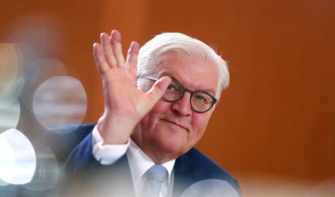 Dvakratni vodja nemške diplomacije, socialdemokrat Frank-Walter Steinmeier, je pred leti želel postati kancler, a je volilno bitko izgubil proti Angeli Merkel. Danes pa mu je uspel vzpon na sicer manj vplivno, a najvišjo javno funkcijo v Nemčiji - položaj predsednika. Predsedniško držo je imel že pred izvolitvijo, velja za nasprotje populista. | Foto: Reuters