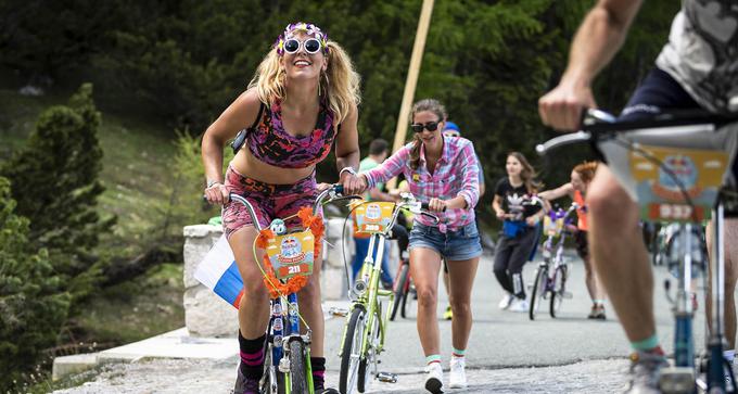 Zabavno-športna prireditev Goni pony je združila priljubljeno kolo poni in cesto na Vršič, ki tudi med cestnimi kolesarji velja za pravo trofejo. | Foto: Red Bull Content Pool/Jure Makovec