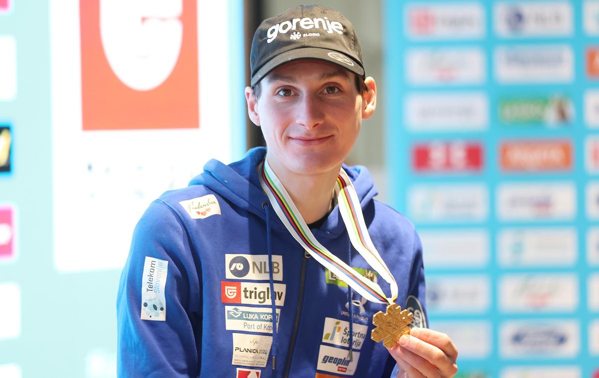 Domen Prevc | Domen Prevc je bil vesel zlate medalje na SP v poletih na Kulmu. | Foto www.alesfevzer.com