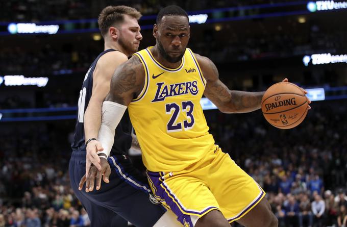 Na vrhu ni presenečenj – najboljši košarkar v videoigri NBA2K20 je Lebron James. Razlika med njim in Luko Dončićem je sicer manjša kot kdajkoli prej, zelo izenačeno merjenje moči med enim najboljših košarkarjev vseh časov in slovenskim asom pa smo letos že videli. Luka in Lebron sta se 2. novembra udarila v srditem dvoboju presežnikov, ki so ga sicer dobili Jamesovi Lakersi, a sta oba poskrbela za kaj nekaj osebnih in klubskih prelomnic.  | Foto: Reuters