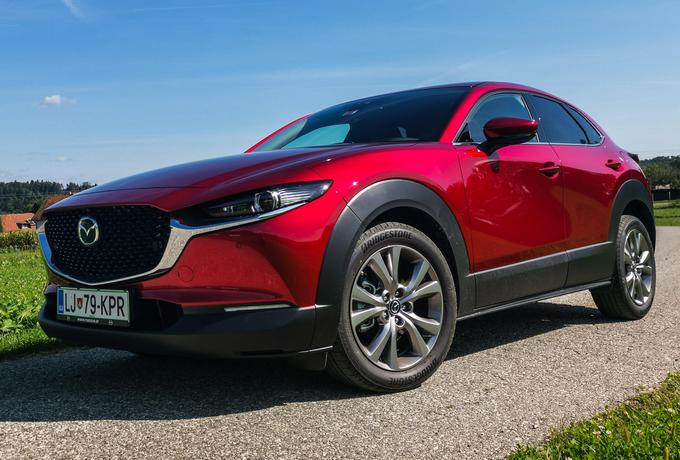 Že serijska mazda CX-30 za manj kot 23 tisočakov nudi izjemno veliko serijskih varnostnih sistemov, zato ta avtomobil po izboru Euro NCAP spada tudi med najbolj varne avtomobile lanskega leta. | Foto: Gašper Pirman