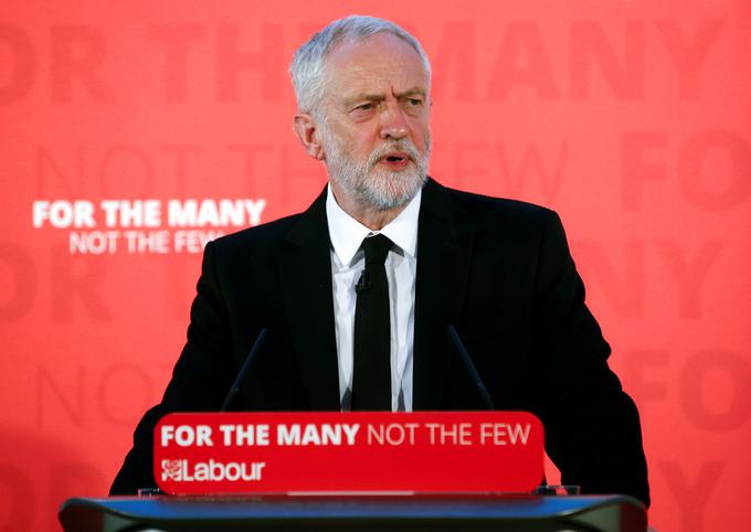 Jeremy Corbyn lahko zaradi napak, ki jih je storila Theresa May, zdaj upa celo na zmago.  | Foto: Reuters