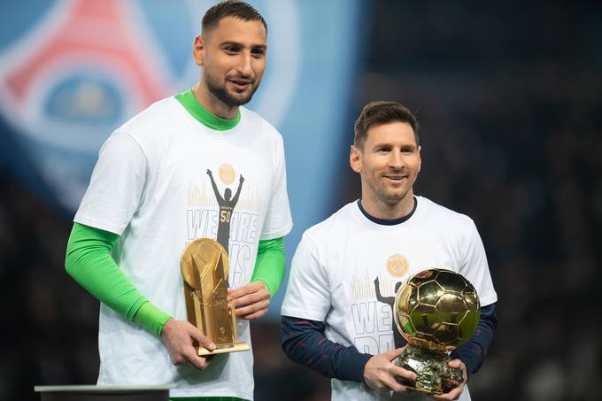 Pred sredinim srečanjem med PSG in Nico (0:0) sta svoji priznanji, trofejo Leva Jašina in pa zlato žogo, pariškemu občinstvu pokazala Gianluigi Donnarumma in Lionel Messi. | Foto: Guliverimage/Vladimir Fedorenko