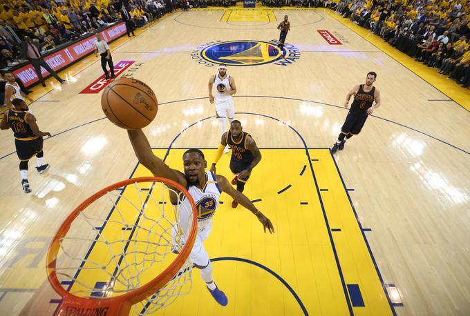 "Lahko igramo še precej bolje. A ko si enkrat v finalu, lepota ne šteje. Bistvo je, da smo vknjižili prvo zmago," je po tekmi dejal Kevin Durant. | Foto: Reuters