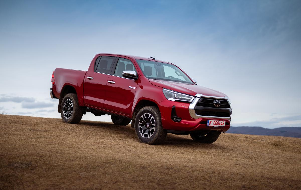 SUV Toyota Hilux | Gre za oglas za avtomobil SUV toyota hilux, ki prikazuje tako imenovano "off-road" vožnjo.  | Foto Shutterstock