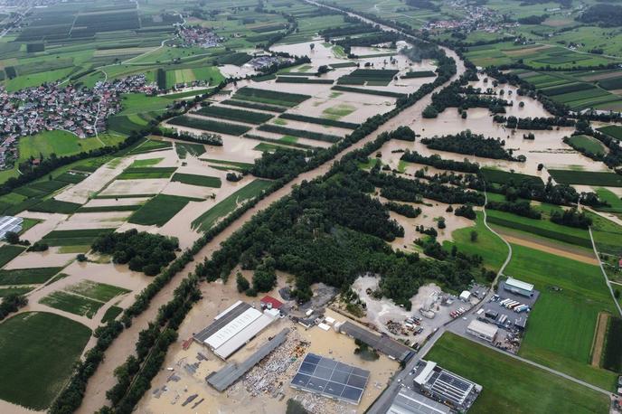 Bisol, poplave | Med posebej prizadetimi podjetji so KLS Ljubno, TAB Mežica, BSH Hišni aparati, Cablex-M, Bisol, enota Cinkarne Celje v Mozirju in Thermana Laško (na sliki poplavljeni Prebold z objekti podjetja Bisol).  | Foto STA / Bisol Group