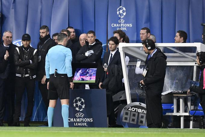 Čakanje na odločitev. V ozadju v obleki vidite tudi zvezdnika PSG Neymarja, ki na tej tekmi ni igral. | Foto: Guliverimage/Vladimir Fedorenko