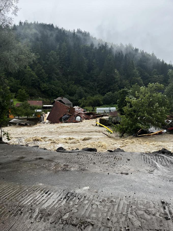 Vremenoslovci do petka zjutraj pričakujejo obilne padavine z močnimi nalivi in viharnimi sunki vetra. Za severozahod države je Agencija RS za okolje zaradi padavin za popoldne, zvečer in ponoči izdal rdeče opozorilo, za druge dele pa oranžno. Na fotografiji razmere v občini Prevalje, avgust 2023. | Foto: Gasilci Prevalje / Facebook