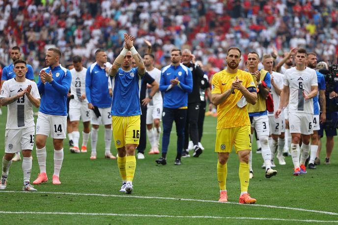 Slovenija Srbija Euro 2024 | Slovenski nogometaši so v zadnjem napadu Srbije zapravili priložnost za zgodovinsko zmago na Euru. Po dveh tekmah se lahko pohvalijo z dvema osvojenima točkama, a jih zdaj čaka na papirju najtežji tekmec, Anglija. | Foto Reuters