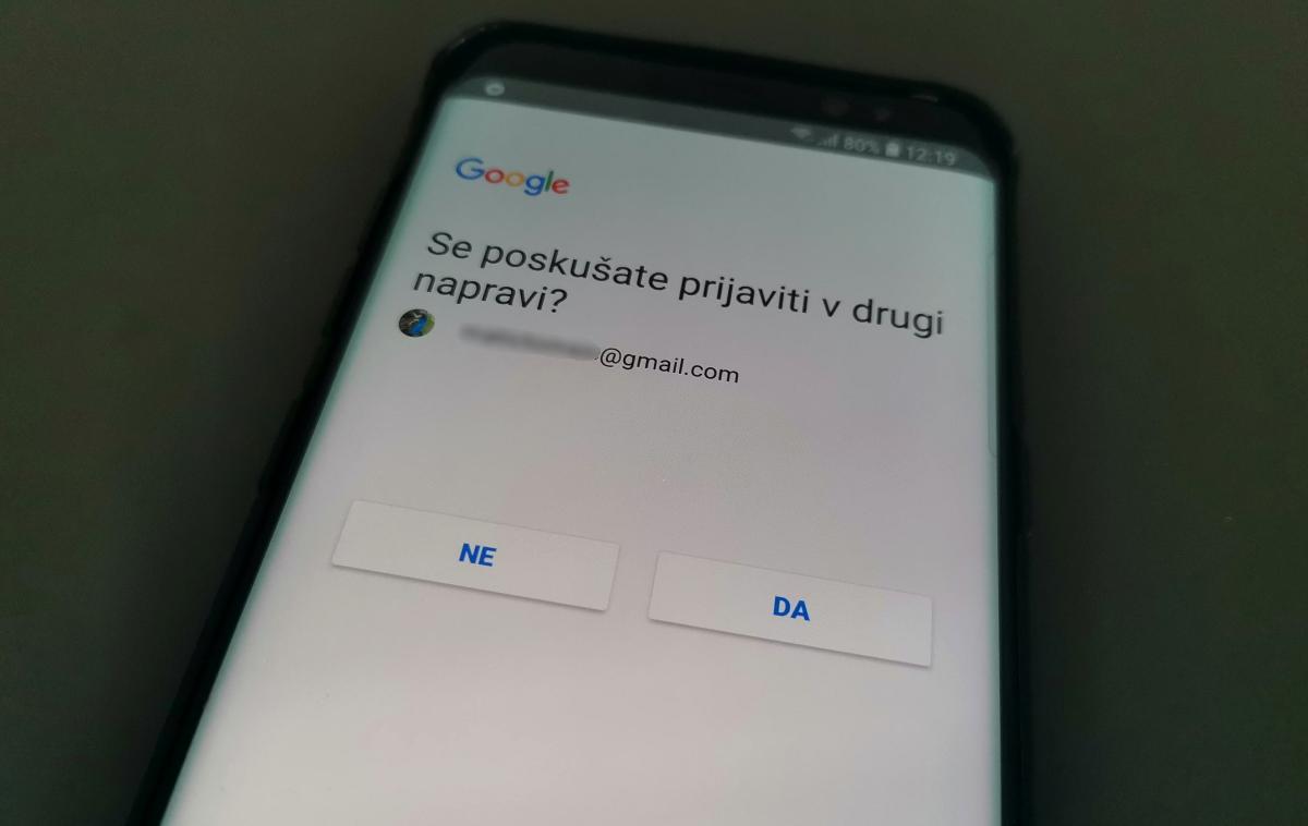 Preverjanje v dveh korakih, Google | Čeprav preverjanje identitete v dveh korakih ni stoodstotno zanesljiva zaščita pred odtujitvijo podatkov, je odločitev zanjo kljub temu precej bolj smiselna kot varovanje internetnih profilov zgolj z geslom. Večina kibernetskih napadov se namreč zgodi na daljavo, preverjanje v dveh korakih pa jih zaradi svoje zasnove zato učinkovito odbija. | Foto Matic Tomšič