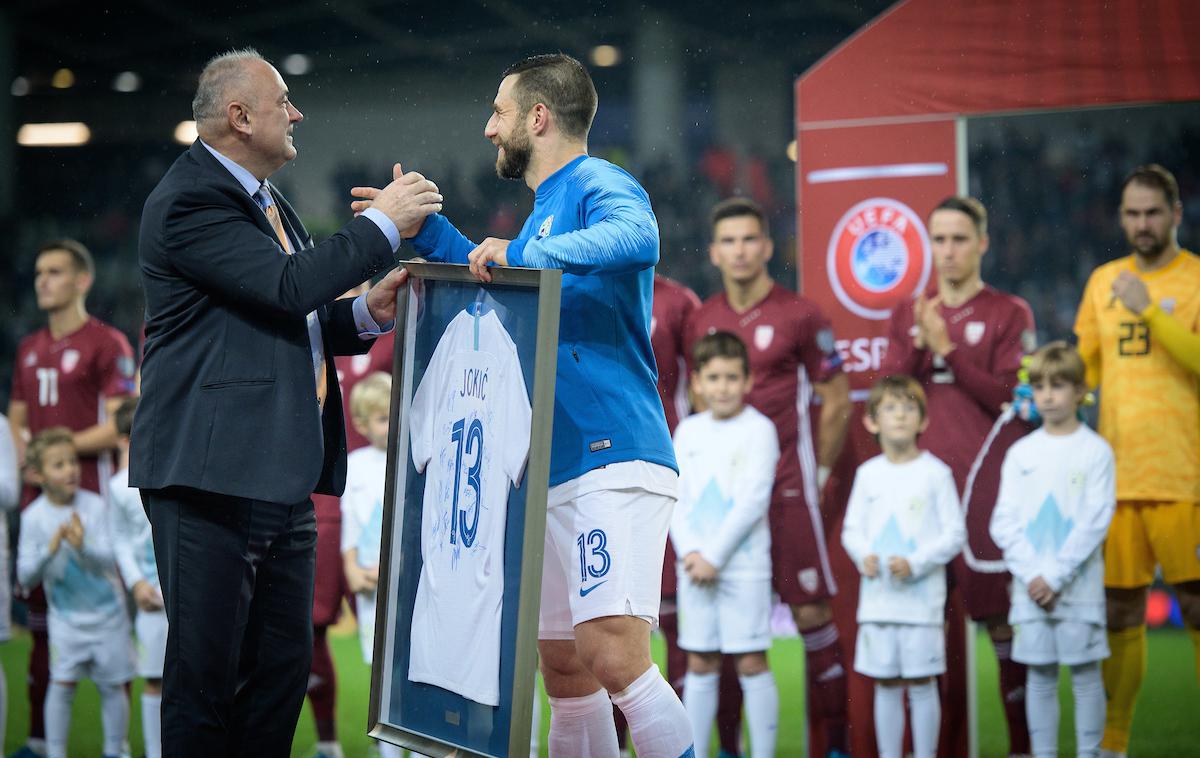 Bojan Jokić | Predsednik NZS Radenko Mijatović, ki je v soboto dopolnil 56 let, je izročil drugemu slavljenju Bojanu Jokiću simbolično darilo. | Foto Saša Pahič Szabo/Sportida